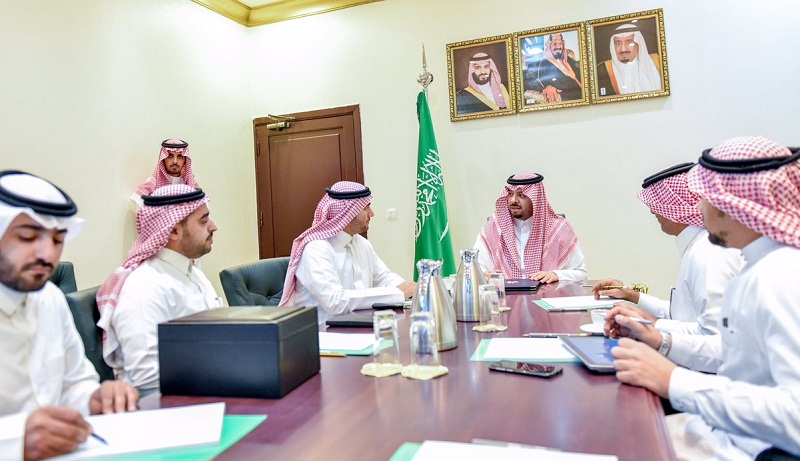 أمير الحدود الشمالية يجتمع مع مدير عام مركز الإنجاز والتدخل السريع