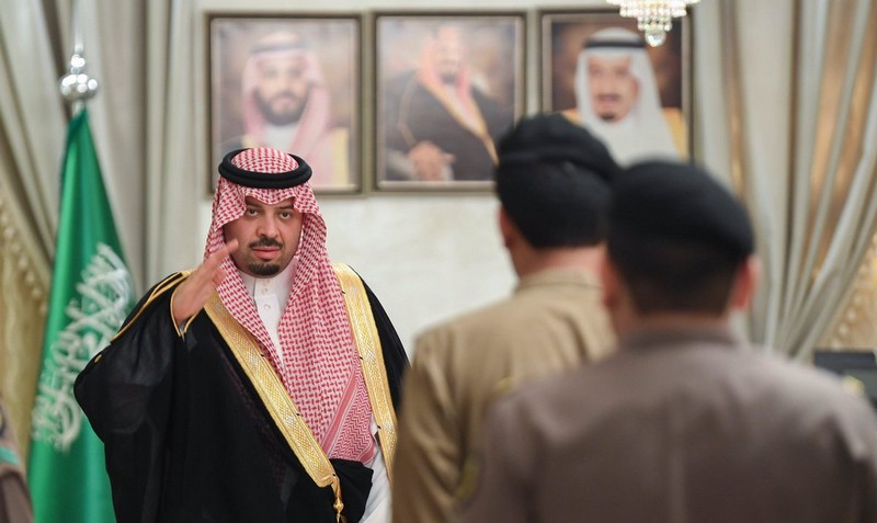 الأمير فيصل بن خالد بن سلطان يكرّم عدداً من منسوبي شرطة منطقة الحدود الشمالية