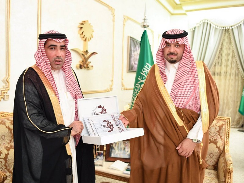 أمير منطقة الحدود الشمالية يلتقي رئيس مجلس إدارة الغرفة التجارية الصناعية بعرعر