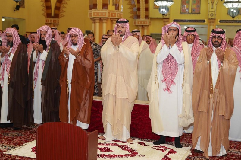 أمير منطقة الحدود الشمالية يؤدي صلاة الاستسقاء مع جموع المواطنين بمدينة عرعر