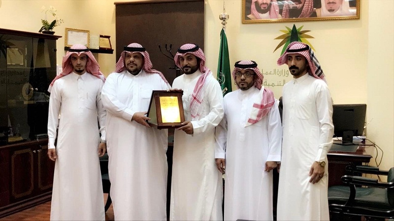 فرع وزارة العمل والتنمية بالشمالية يكرم شاب يعمل خبازا