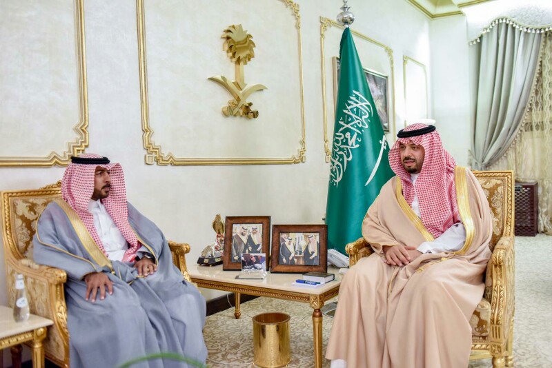 أمير الحدود الشمالية يلتقي مدير عام الطرق بالمنطقة 