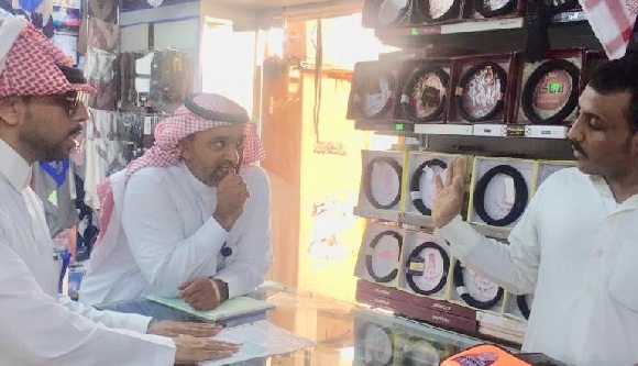 «العمل»: ضبط 1356 مخالفة لقرار التوطين بمحال الملابس الجاهزة