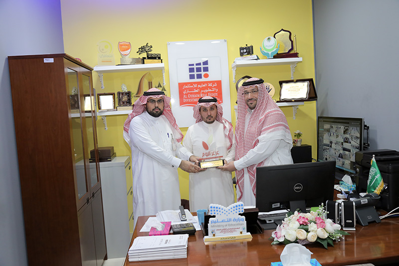 عرعر اليوم تكرم إدارة مجمع عرعر مول التجاري