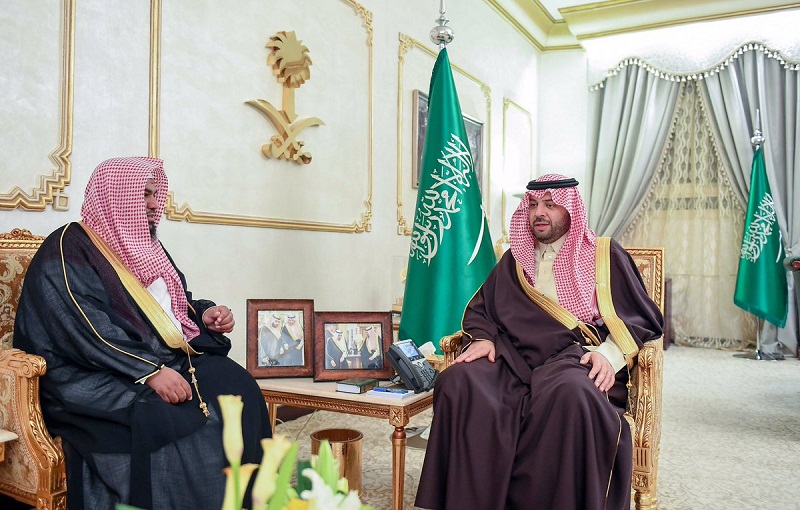 أمير الحدود الشمالية يستقبل مدير فرع هيئة الأمر بالمعروف بالمنطقة