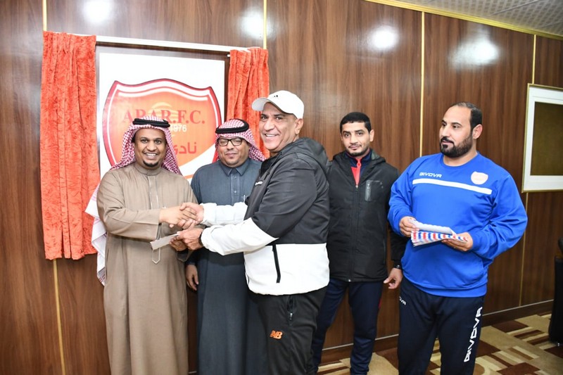 بالصور : خالد الهايل يسلّم الفريق الأول بنادي عرعر مكافأتهم.. و يتكفل بأطقم لدرجة الناشئين