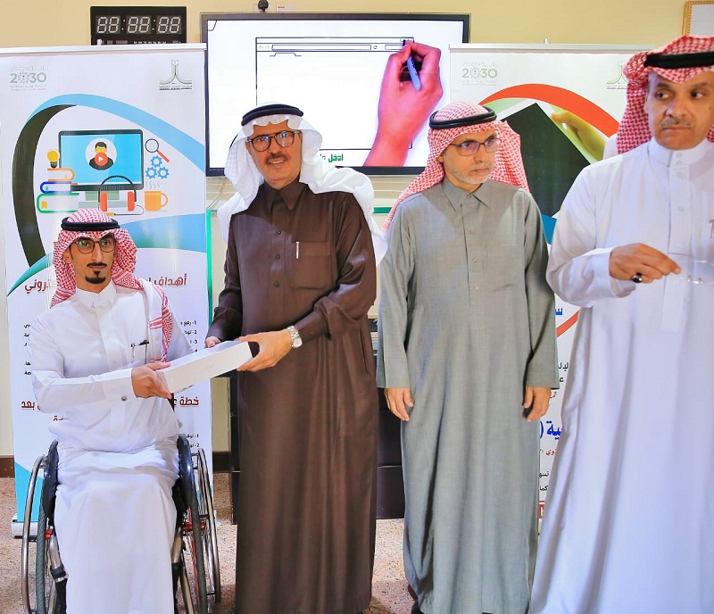 معالي مدير جامعة الحدود الشمالية يسلم طلاب وطالبات الجامعة من أصحاب الهمم ( أجهزة آيباد )