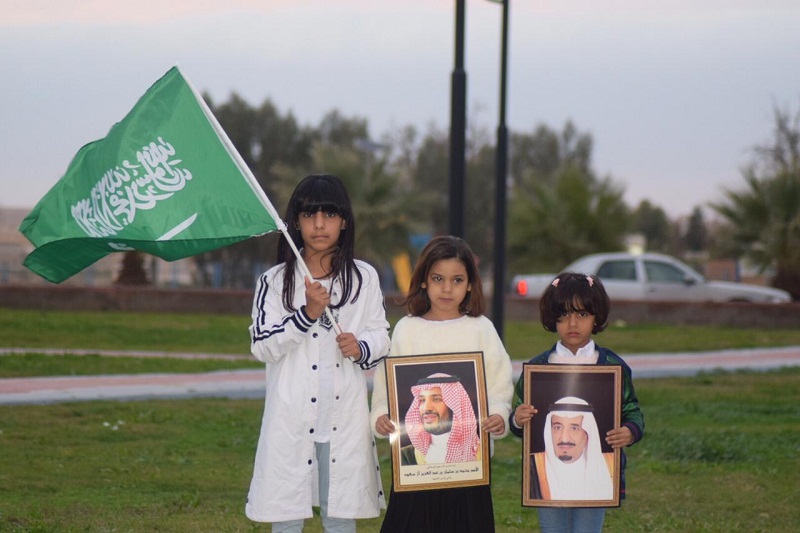 بالصور أطفال عرعر ترسم أجمل صور الولاء والانتماء للوطن بمناسبة الزيارة الملكية للحدود الشمالية