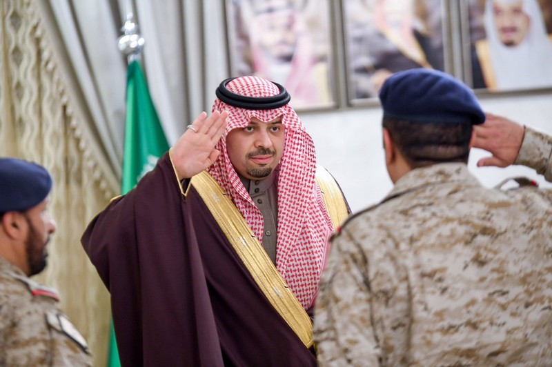 الأمير فيصل بن خالد بن سلطان يستقبل قائدي قوة عرعر السابق والمكلف