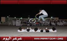 صيف عرعر ... فرقة ( برنجي) المحترفة تؤدي عروضها لليوم الثاني ... وغياب دوريات المرور يسبب عشوائية بوقوف سيارات الجمهور (صور خاصة لعرعر اليوم)