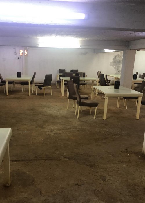 بلدية محافظة طريف تغلق مطعم عشوائي تديره عمالة وافدة