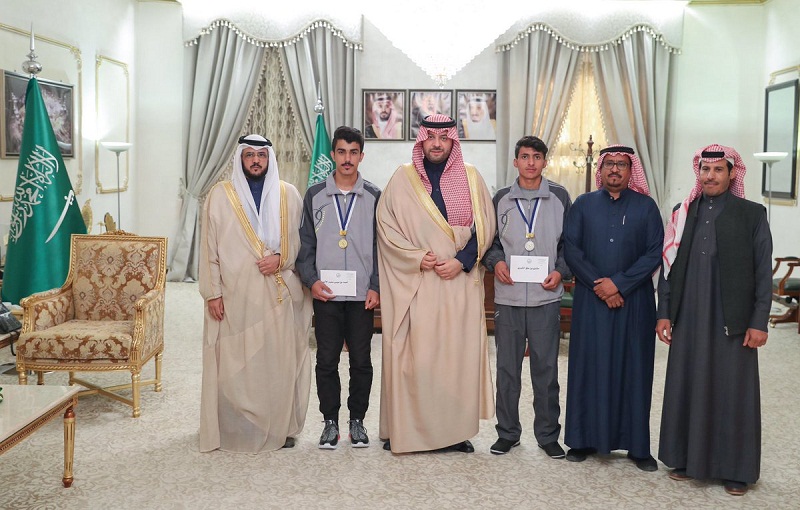 الأمير فيصل بن خالد بن سلطان يكرم الطلاب الفائزين في مسابقة ألعاب القوى على مستوى المملكة