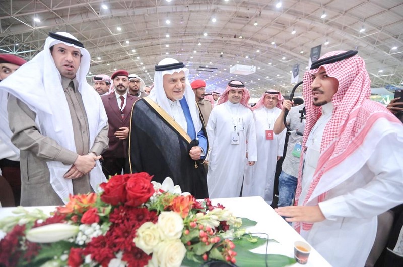 الامير تركي الفيصل يزور جناح التنمية السياحية بالشمالية