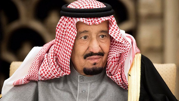 خادم الحرمين يؤدي صلاة الميت على الأمير طلال بن عبدالعزيز آل سعود