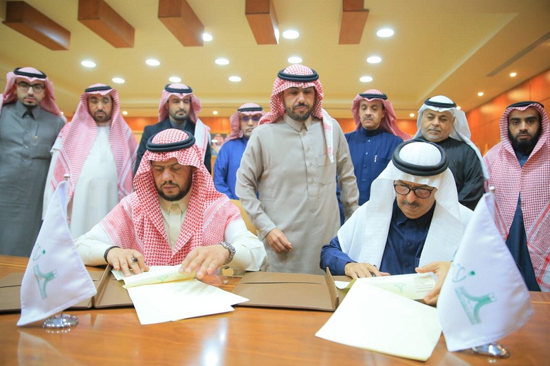 مدير جامعة الحدود الشمالية يوقع عقود مشاريع جديدة بالمدينة الجامعية بعرعر بقيمة 187 مليون ريال