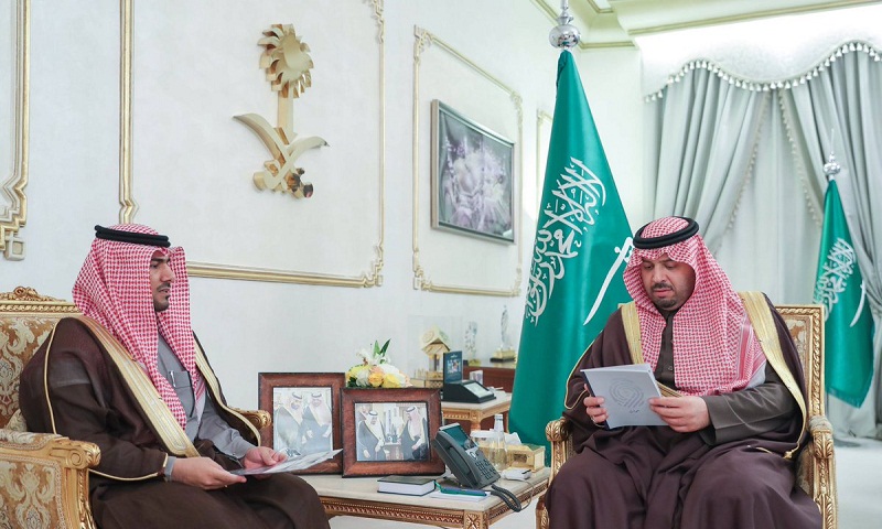 أمير الحدود الشمالية يتسلم التقرير السنوي لمركز المعلومات الوطني بالمنطقة