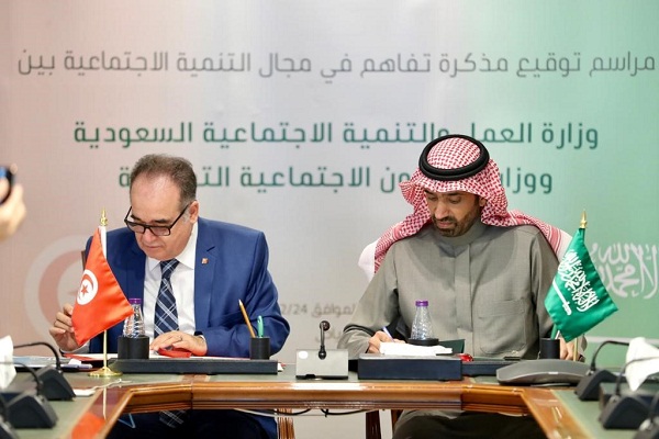 وزير العمل يلتقي نظيره التونسي ويوقعان مذكرة تفاهم في مجال التنمية الاجتماعية