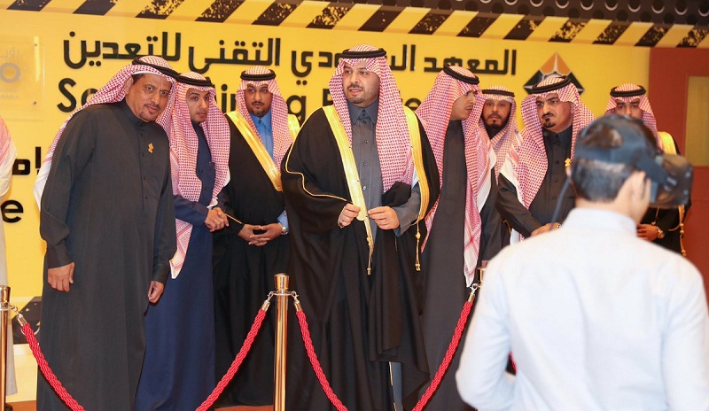 أمير منطقة الحدود الشمالية يتفقد المعهد السعودي التقني للتعدين