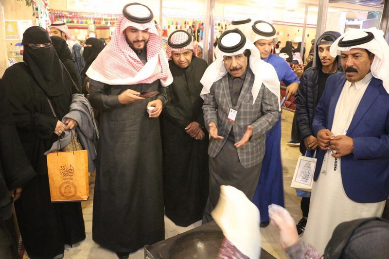 رئيس مجلس إدارة الجمعية العربيه السعوديه للثقافة والفنون يزور جناح منطقة الحدودالشماليه بالجنادريه