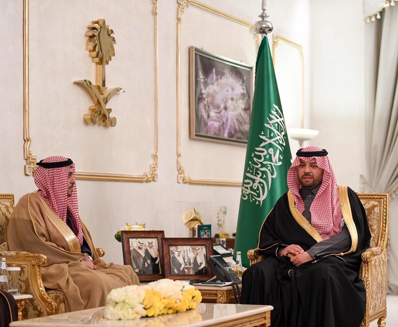 أمير الحدود الشمالية يستقبل أمين المنطقة ورؤساء البلديات في المحافظات