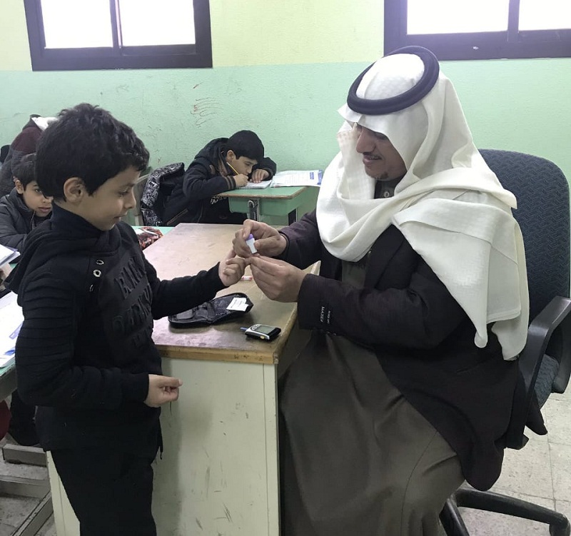 حرصا على سلامتهم .. معلم بعرعر يفحص الطلاب المصابين بداء السكري بشكل يومي