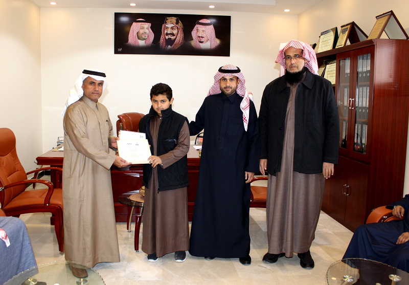 مستشار المدير العام ومدير النشاط الطلابي يكرم الطالب المجلاد