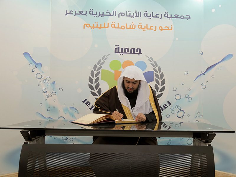 رئيس المحكمة العامة بعرعر يزور جمعية رعاية الأيتام الخيرية