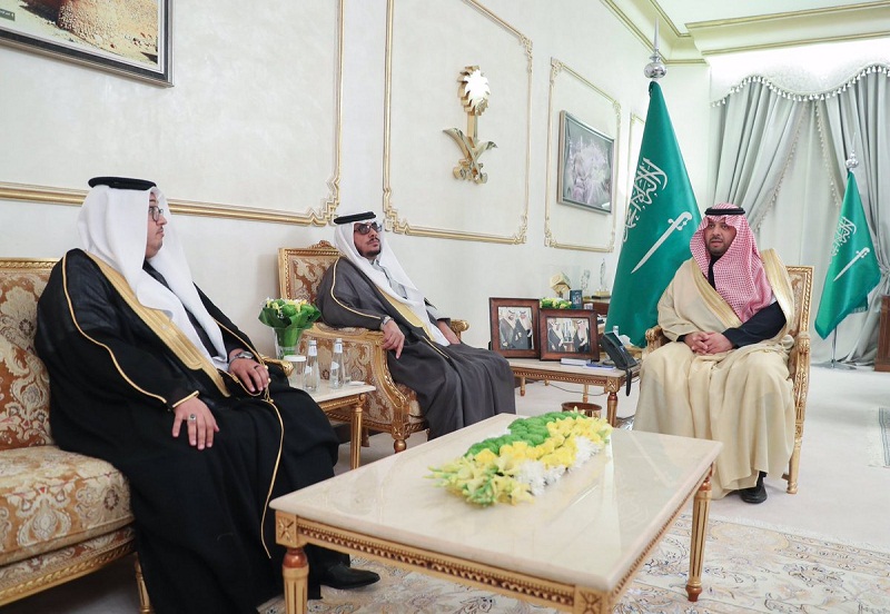 أمير منطقة الحدود الشمالية يستقبل مدير فرع المباحث الإدارية بالمنطقة