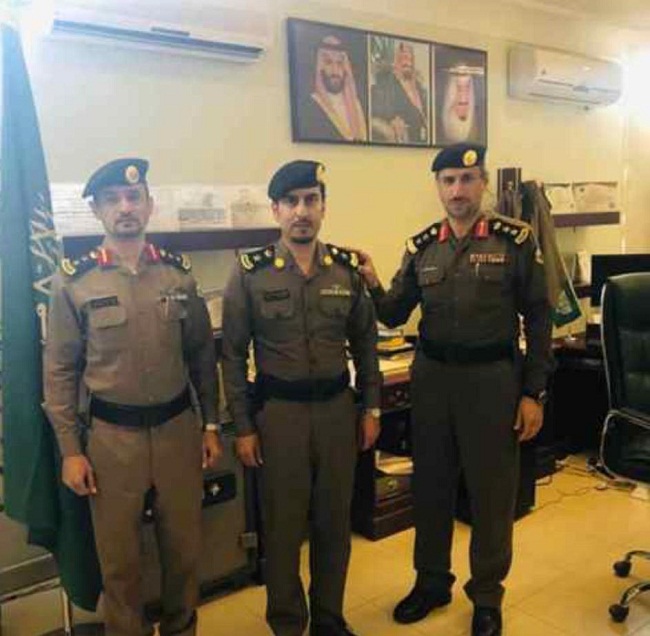 عويد رافع العنزي وأبنائه يهنئون المقدم نايف الحربي والعقيد محمد العويد بالترقية