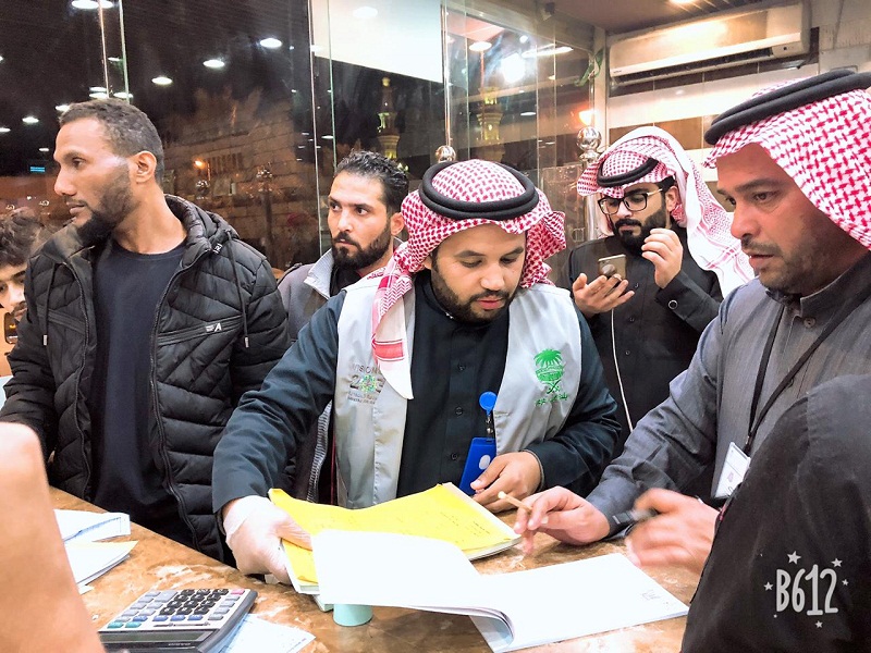 جولات مفاجئة لبلدية غرب عرعر على المحلات التجارية والمطاعم