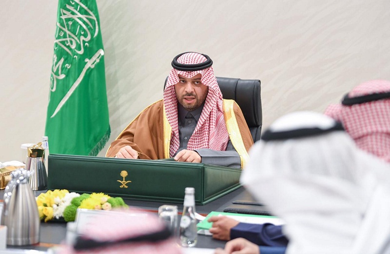 أمير منطقة الحدود الشمالية يرأس اجتماع القيادات الإدارية والمحافظين