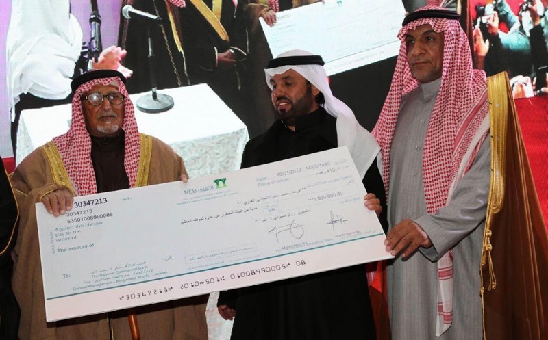 قبيلة الصقور تكرم فرحان حميد الشملاني لتبرعه بكليته لصديقه الشاعر “سعد مطلق الصقري”