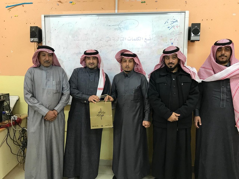 قيادة مدرسة محمد بن القاسم الابتدائية تكرم المعلم الذايدي بعد إسعافه لأحد طلاب المدرسة