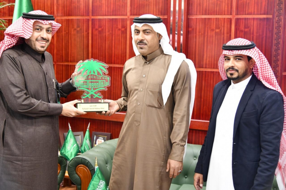 أمانة الشمالية تكرّم مواطن لتعاونه في البلاغ عن العماله المخالفة