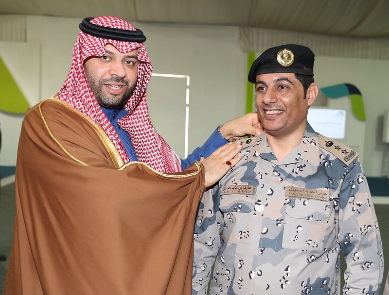 أمير الحدود الشمالية يقلد العقيد العنزي رتبته الجديدة