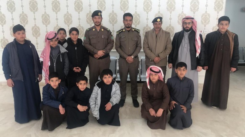 طلاب مدرسة الملك عبد العزيز الابتدائية يزورون مركز شرطة عرعر الغربي