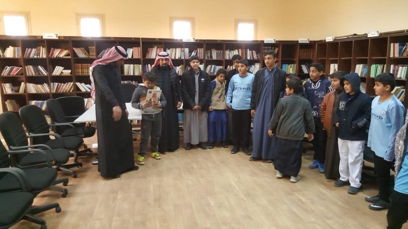 طلاب متوسطة الإمام أبي حنيفة في أدبي الشمالية