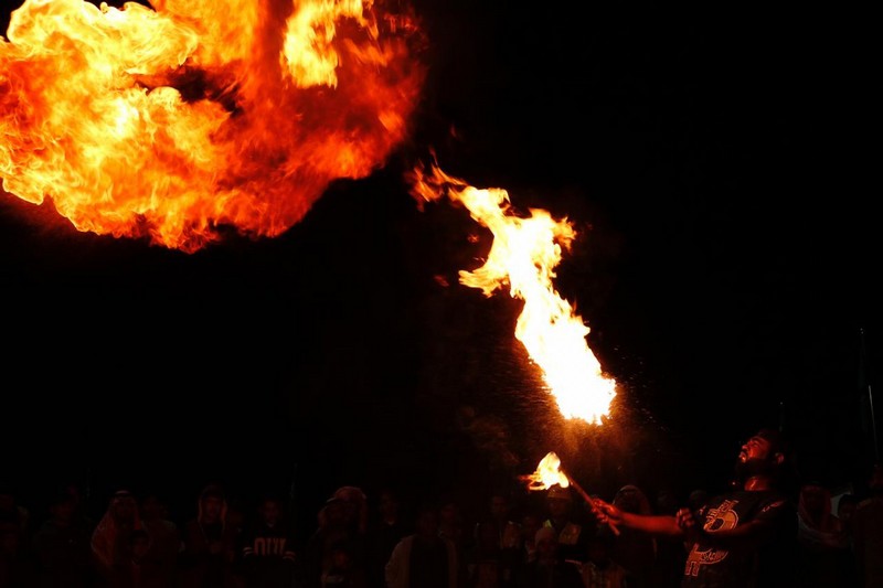 الألعاب النارية تجذب الآف الزوار لمهرجان صقور طريف