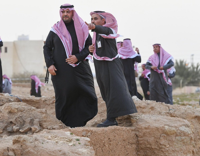 الأمير فيصل بن خالد يتفقد المواقع الأثرية في قرية زبالا التاريخية