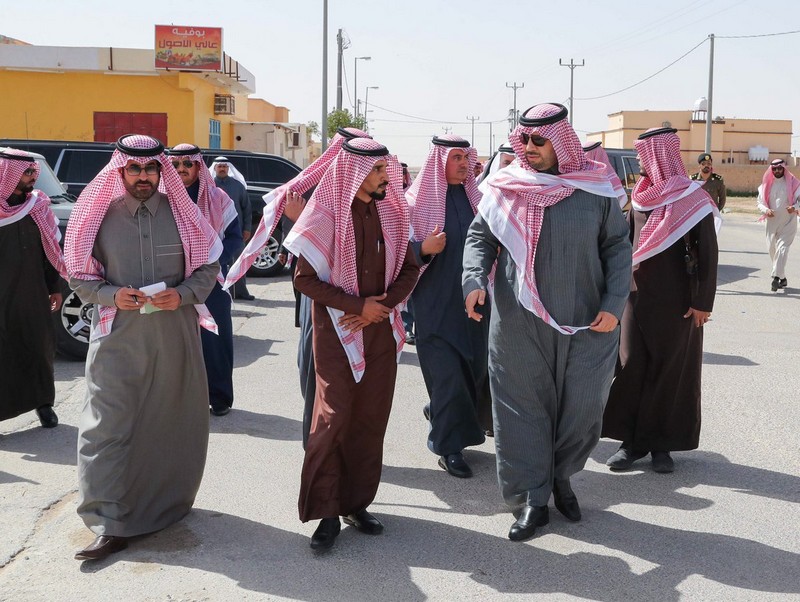 أمير منطقة الحدود الشمالية يتفقد الحي الشرقي في مركز الشعبة