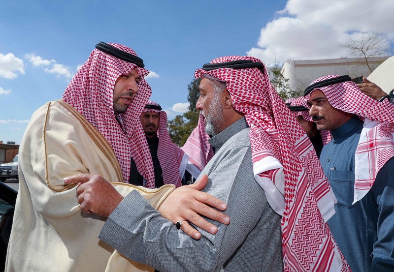 أمير منطقة الحدود الشمالية يعزّي ذوي شهيد الواجب العنزي