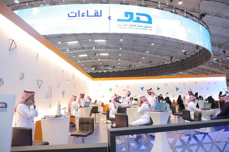 طلاب وطالبات زوار ملتقى لقاءات الرياض 2019 يتفاعلون مع برامج ودورات الإرشاد المهني