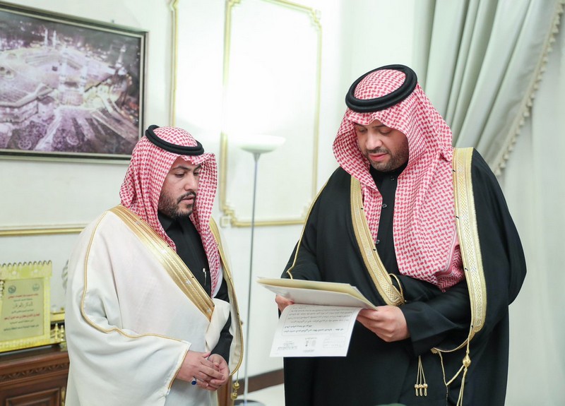 أمير منطقة الحدود الشمالية يستقبل مدير الأحوال المدنية بالمنطقة