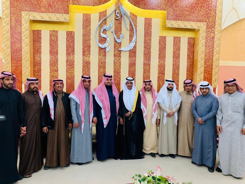 منسوبو ثانوية الملك عبدالله بعرعر يشاركون أحد طلابها فرحة زفافه