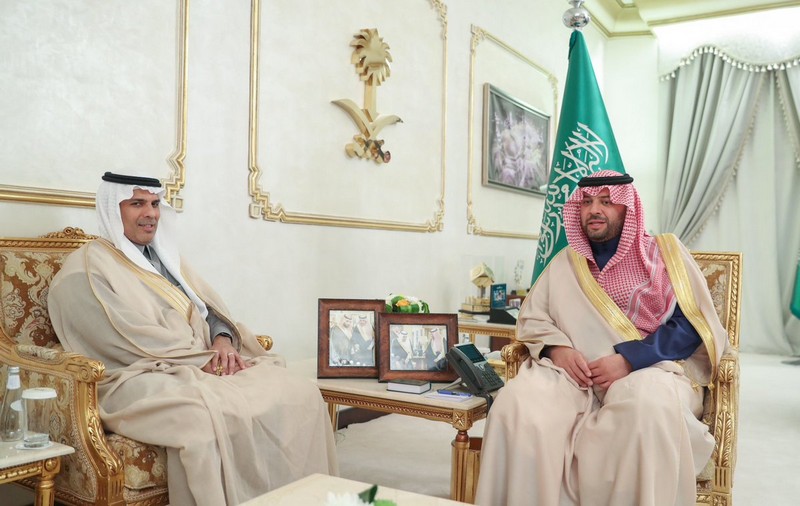 أمير الحدود الشمالية يستقبل وزير النقل ونائبه