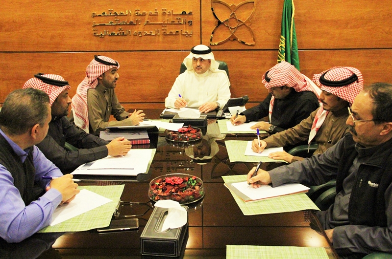 عمادة خدمة المجتمع والتعليم المستمر بجامعة الحدود الشمالية تبحث سبل التعاون مع إدارة التعليم بالمنطقة في مبادرة