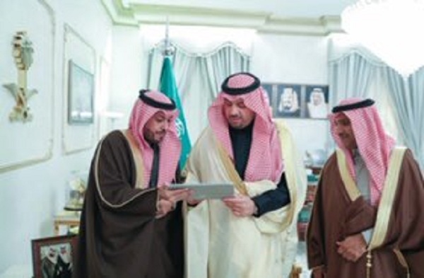 أمير الحدود الشمالية يشهد توقيع اتفاقية تعاون بين السجون والأمانة لإشراك وتشغيل السجناء في معالجة التشوه البصري