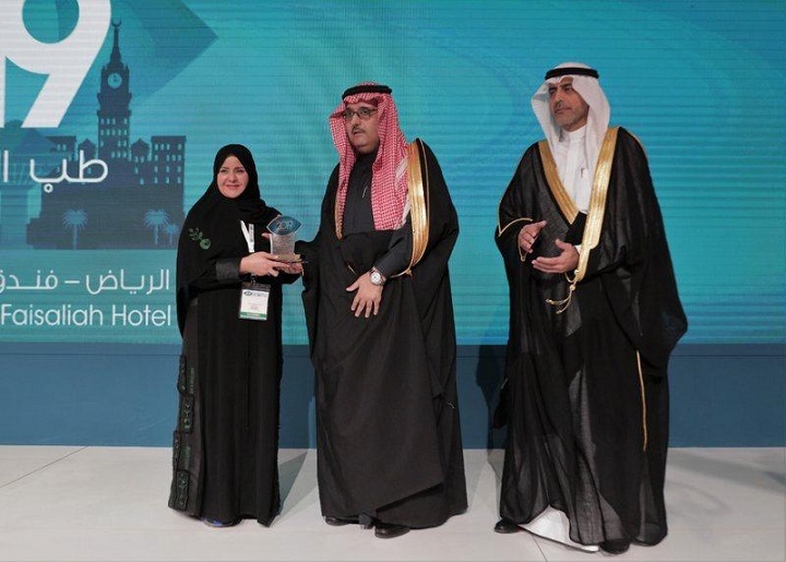 الدكتورة ميساء السويلم تحصل على درع التميز في الاداء من الجمعية السعودية لطب العيون ... وعرعر اليوم تهنيء