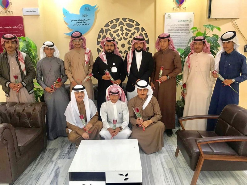 بهدف إسعادهم وتخفيف ألآمهم.. طلاب ثانوية الملك عبد الله يزورون مرضى الكلى