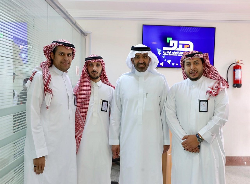 وزير العمل يطَّلِع على خدمات فرع